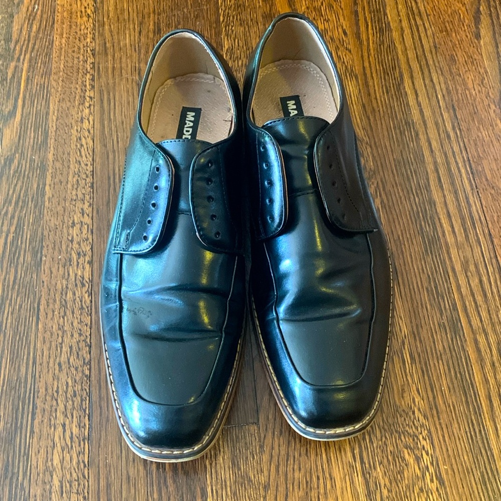 Men black lace up dress shoes.